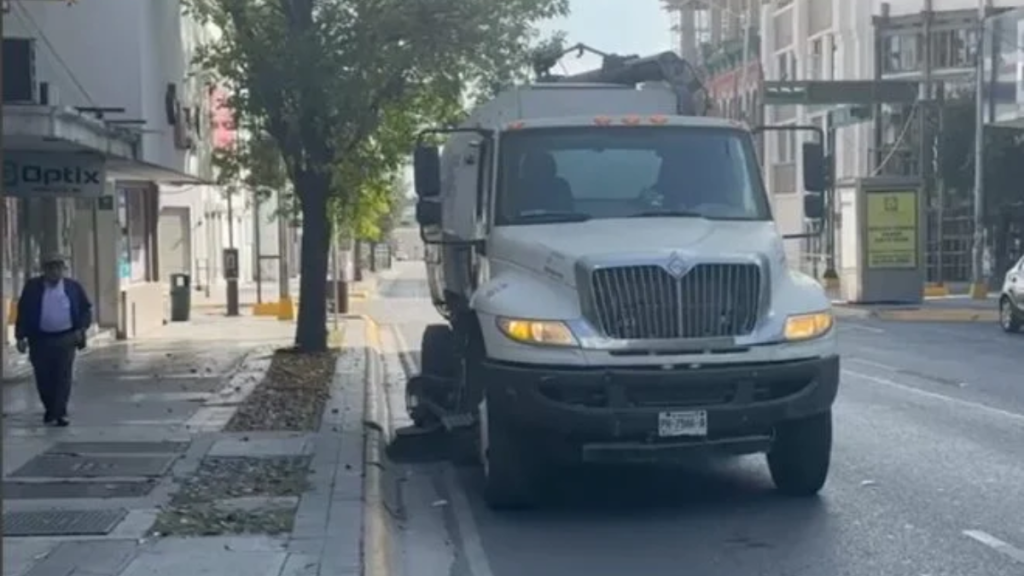 Monterrey limpia 63 toneladas de basura navideña.