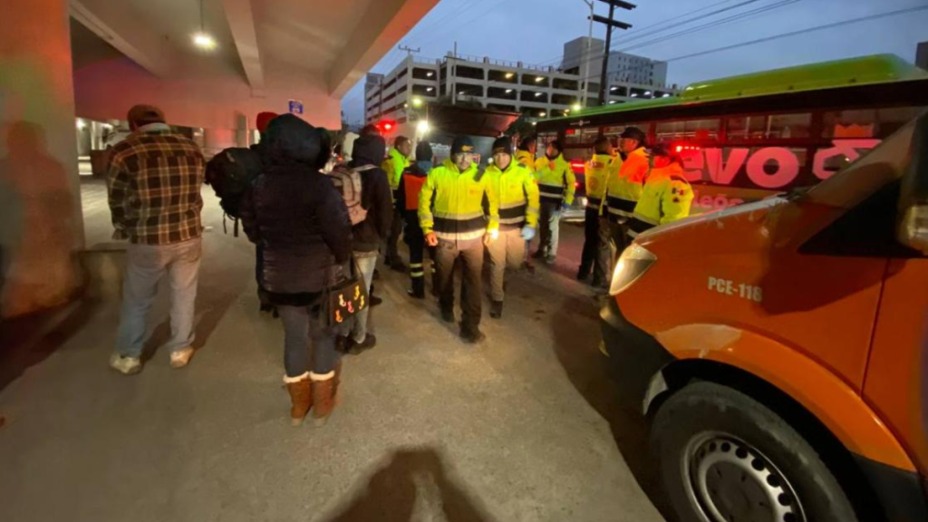 Protección Civil de Monterrey atiende a personas vulnerables por bajas temperaturas.