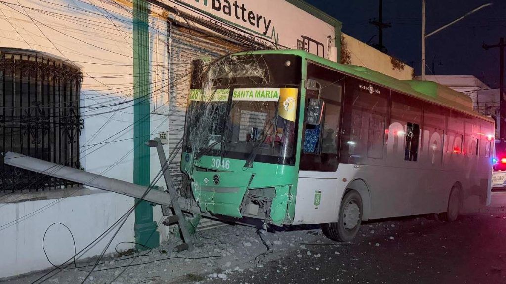 ruta-urbana-poste-de-luz-accidente-monterrey