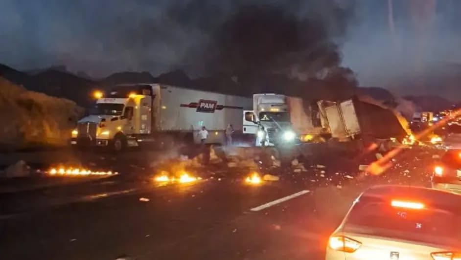 autopista-Monterrey-Saltillo-incendio-tráiler-cierre de vialidad
