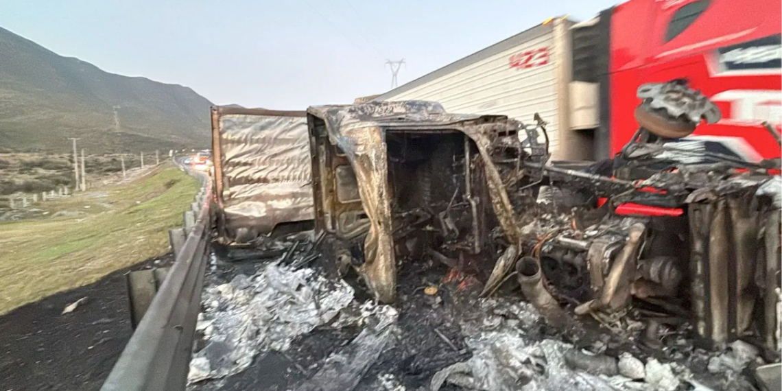 autopista-Monterrey-Saltillo-incendio-tráiler-cierre de vialidad