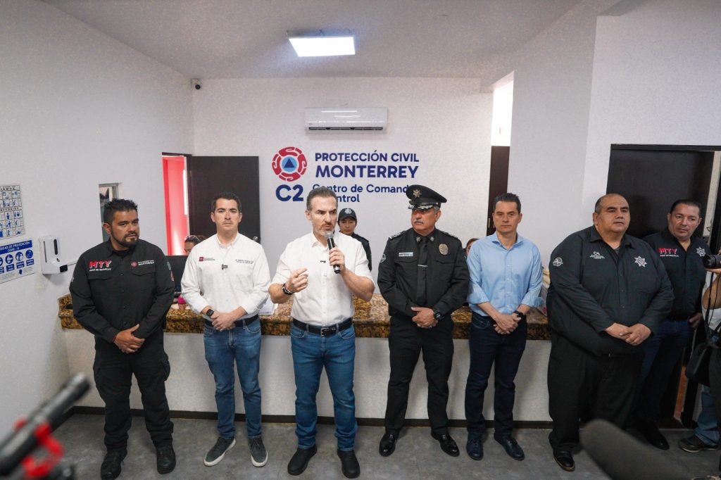alcalde de monterrey supervisa en nuevo c2 municipal en monterrey para reforzar la estrategia de seguridad en semana santa
