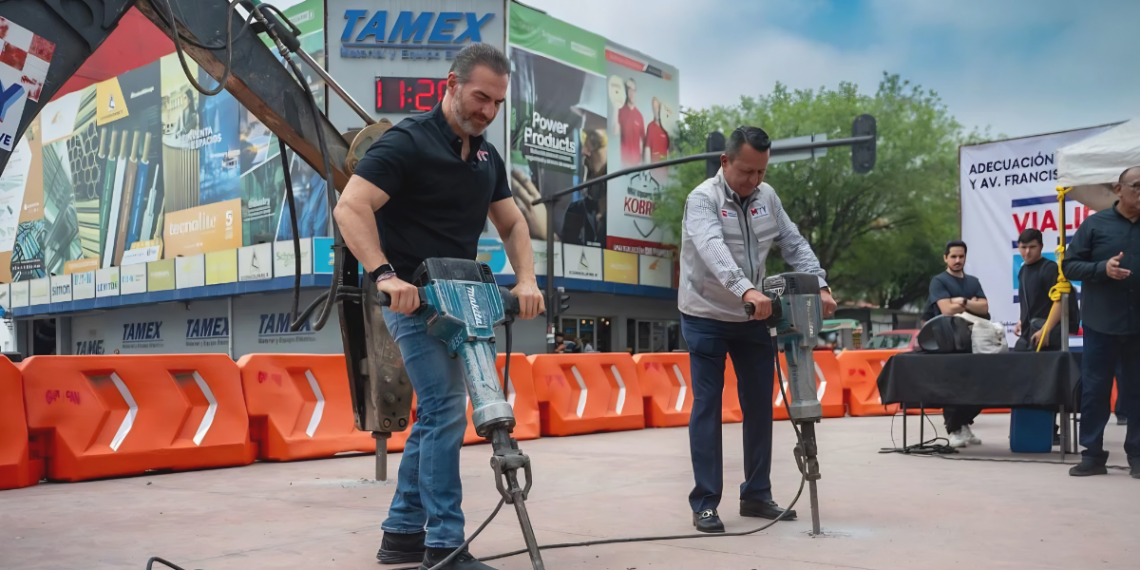 adrián de la garza con nasario pineda en la rotonda del arco de la independencia