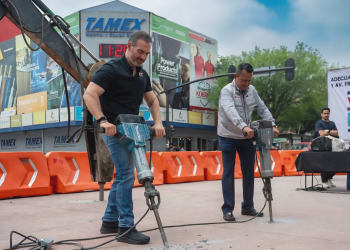 adrián de la garza con nasario pineda en la rotonda del arco de la independencia