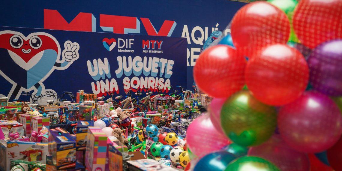 Toy stall with a blue banner reading DIF Monterrey MTY; toys and balls piled on tables, with red balloons in the foreground.