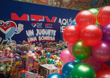 Toy stall with a blue banner reading DIF Monterrey MTY; toys and balls piled on tables, with red balloons in the foreground.